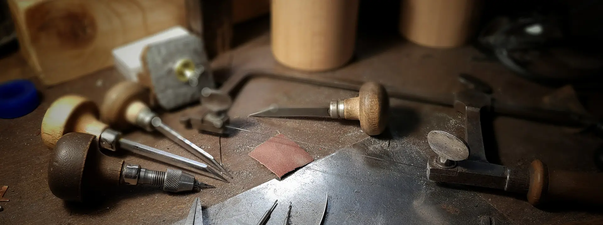Goldschmiedewerkzeug auf dem Werkbrett
