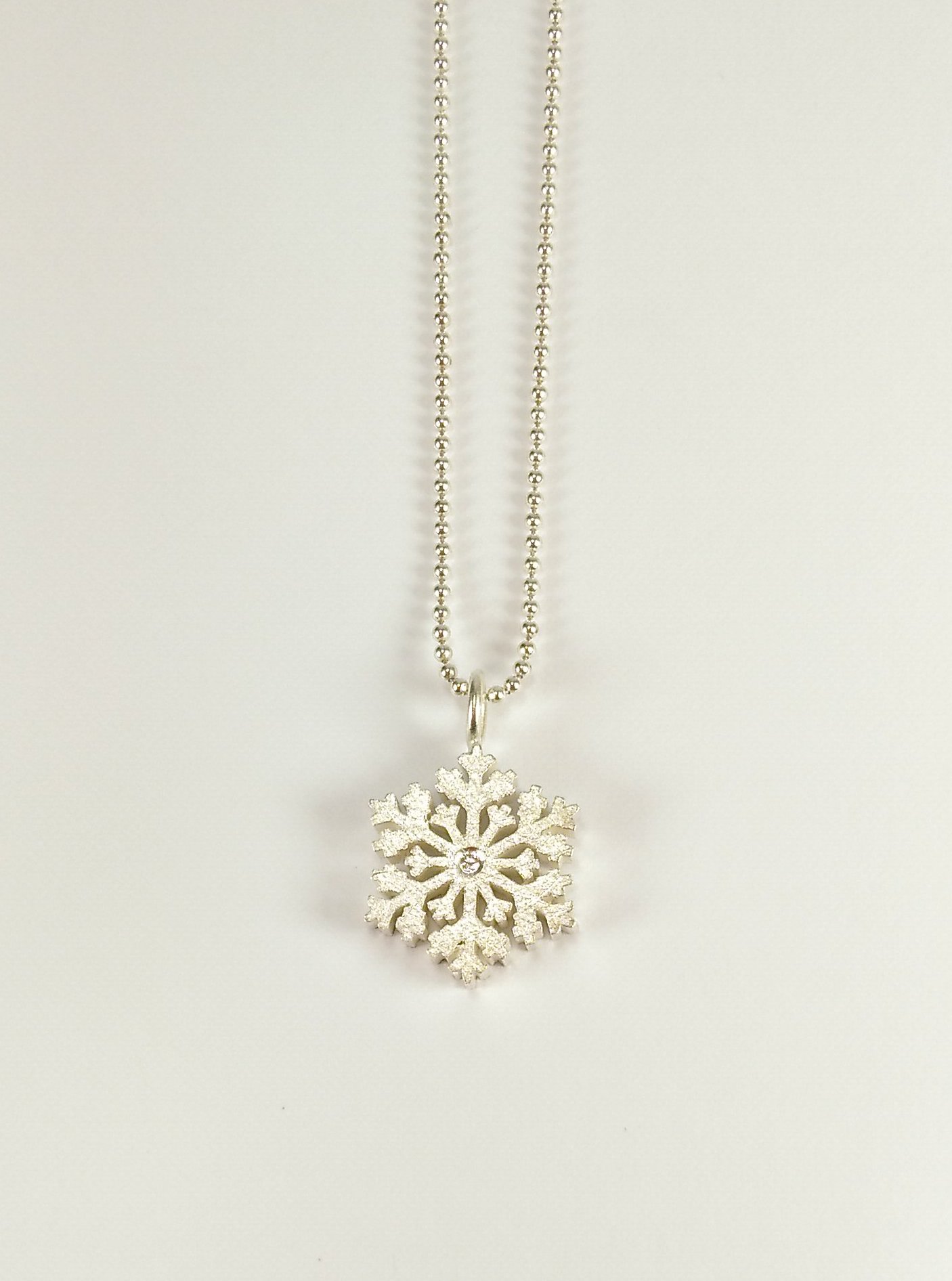 Silberne Schneeflocke Anhänger klein mit Brillant – Bild 2