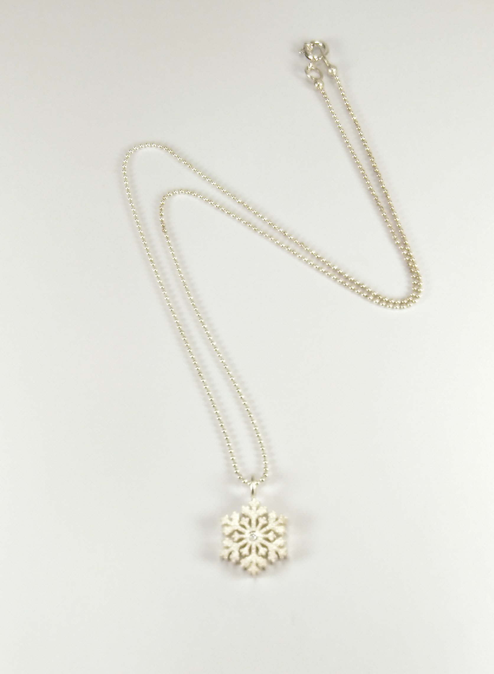 Silberne Schneeflocke Anhänger klein mit Brillant – Bild 3