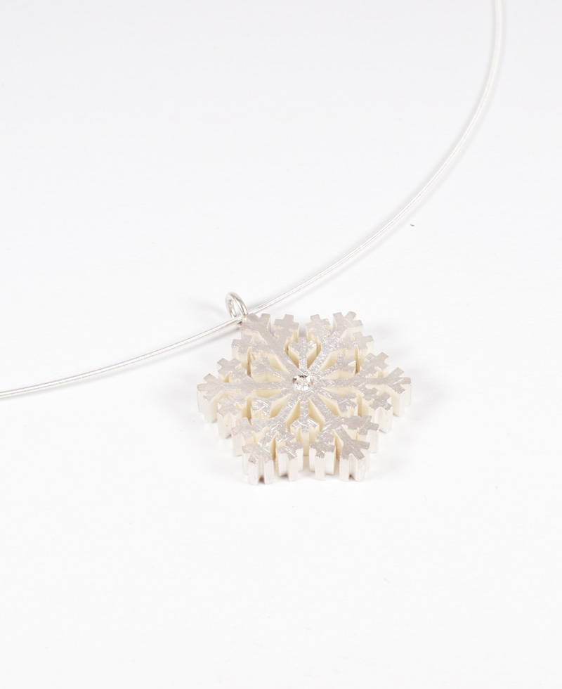 Silberne Schneeflocke Anhänger gross mit Brillant – Bild 2