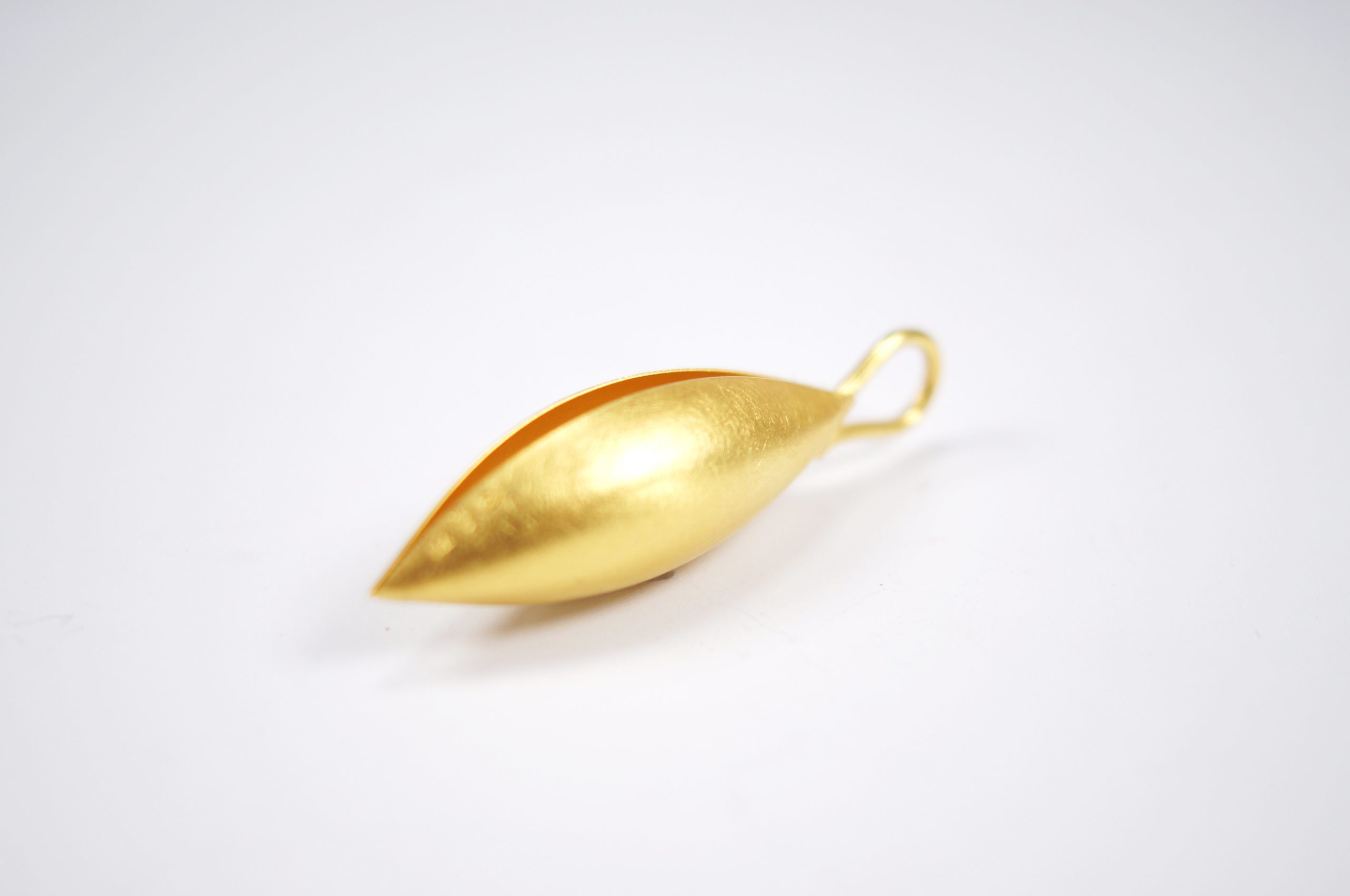 Goldene Kokon -Anhänger – Bild 3