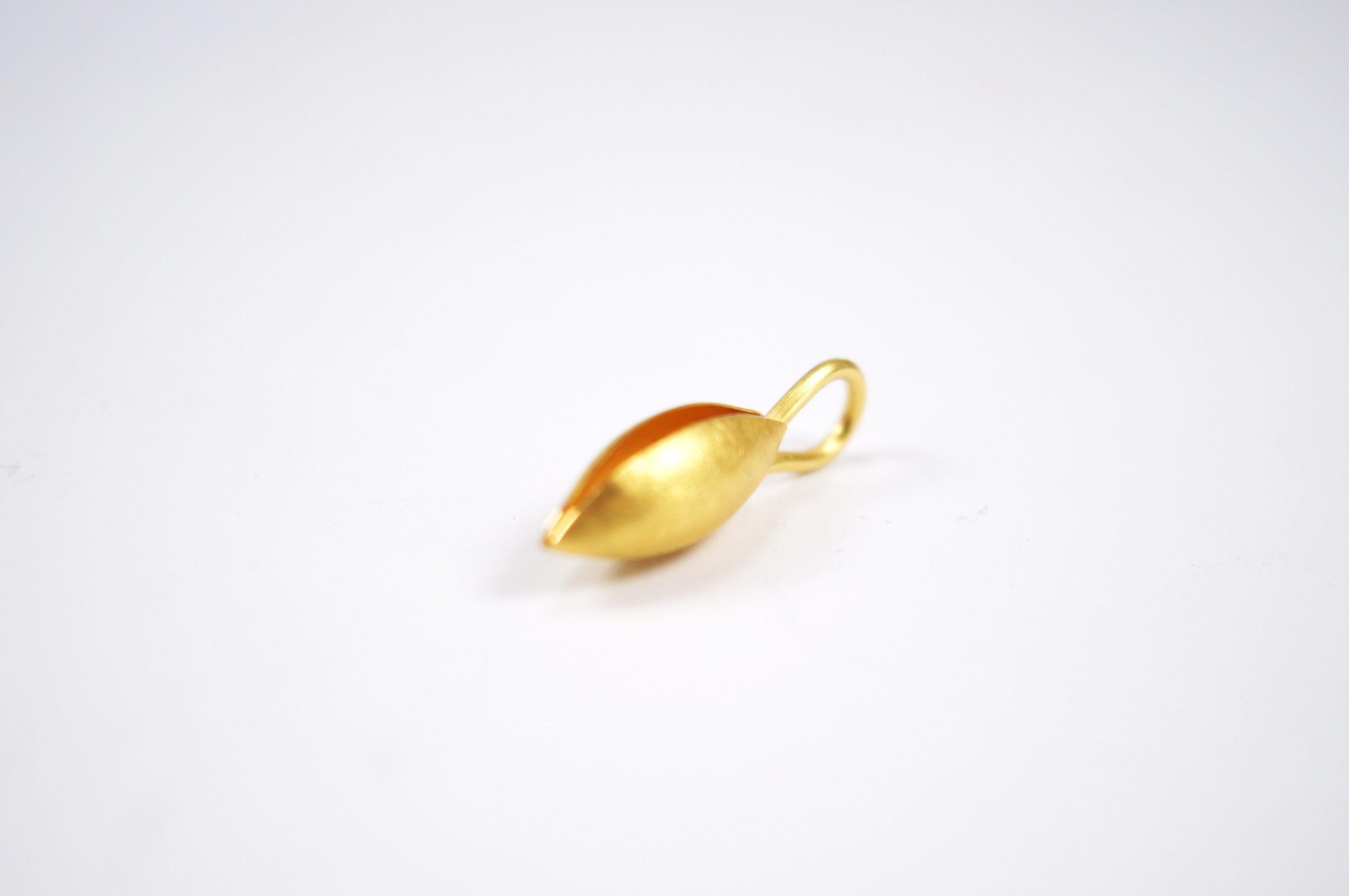Goldene Kokon -Anhänger – Bild 6
