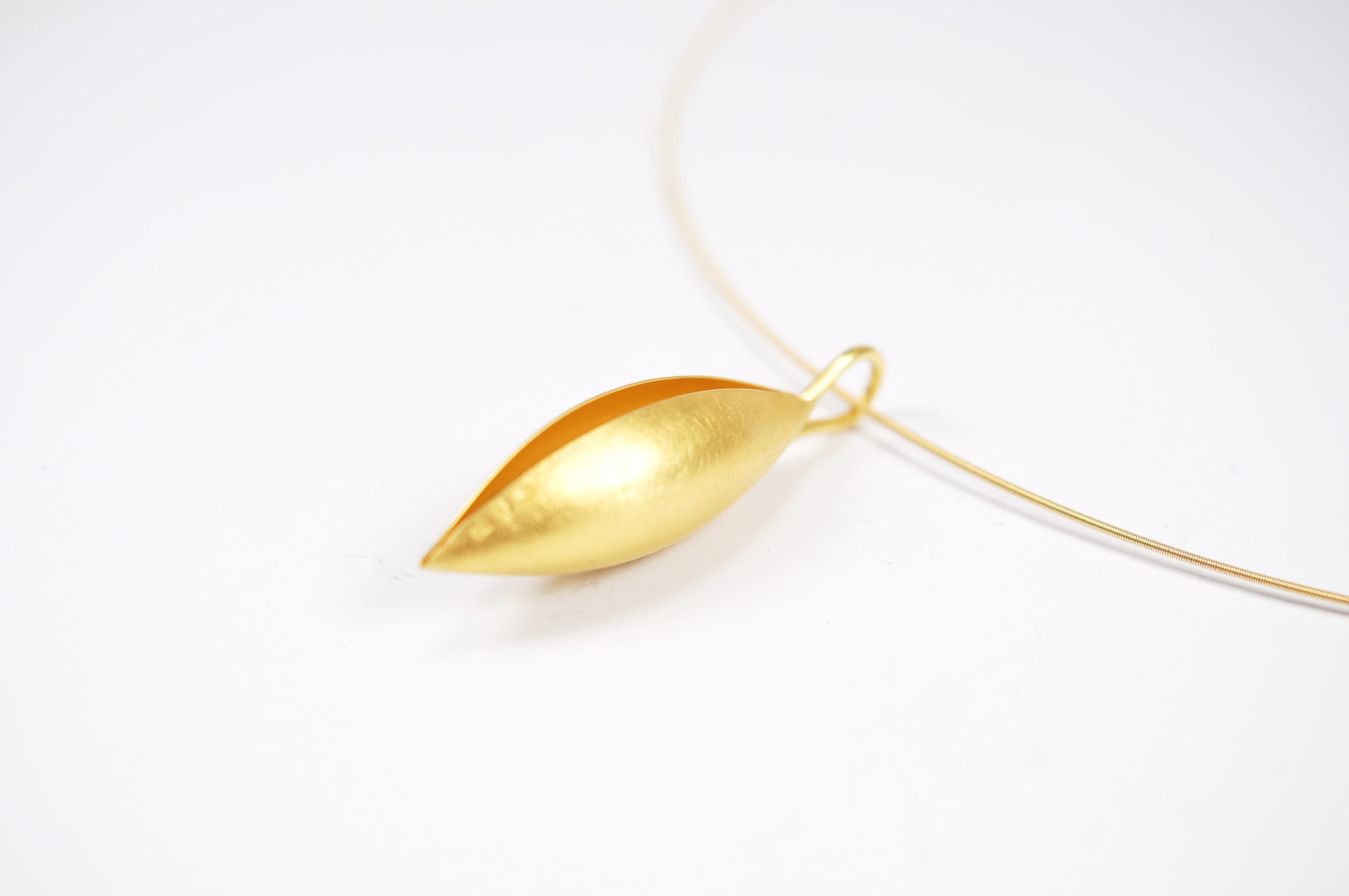 Goldene Kokon -Anhänger – Bild 5
