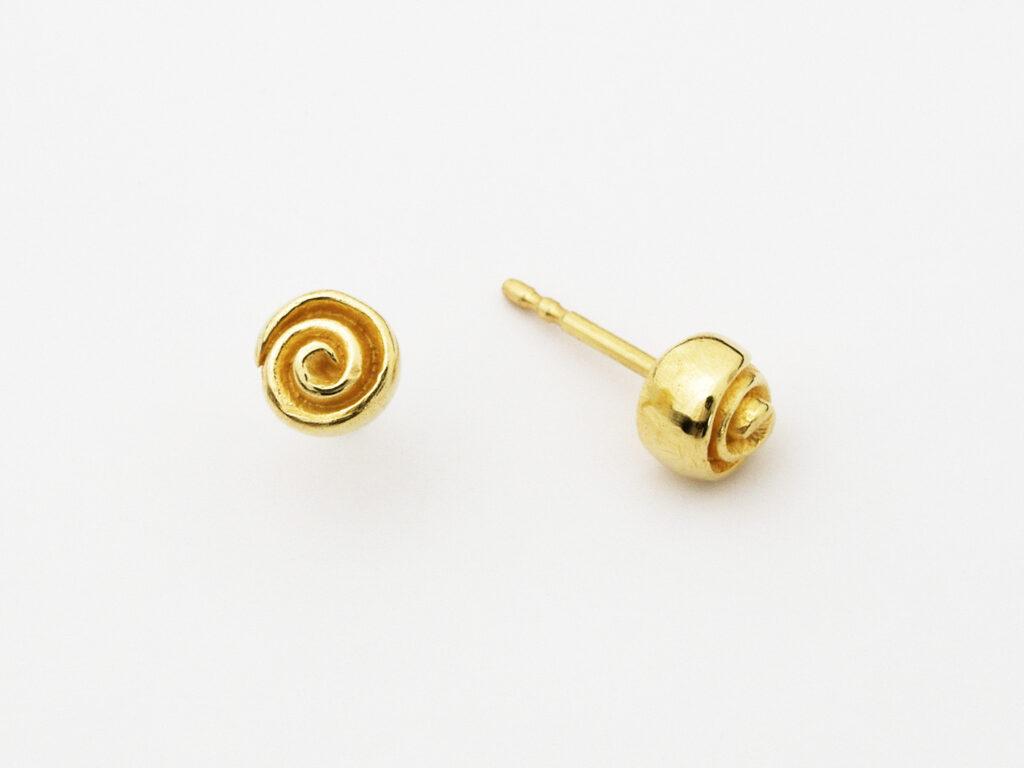 Rosen Ohrstecker in Gold