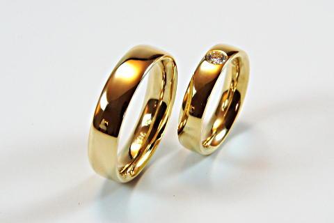 Poliertes Gelbgold mit grossem Brillant
