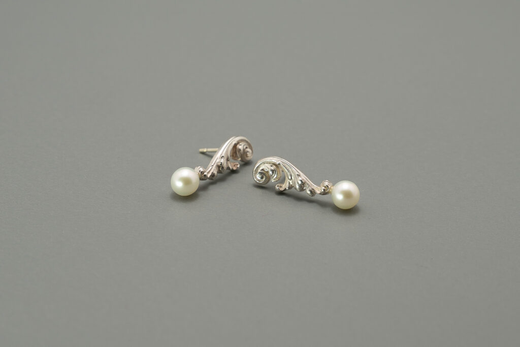 Akanthus Ohrstecker Silber mit Perle