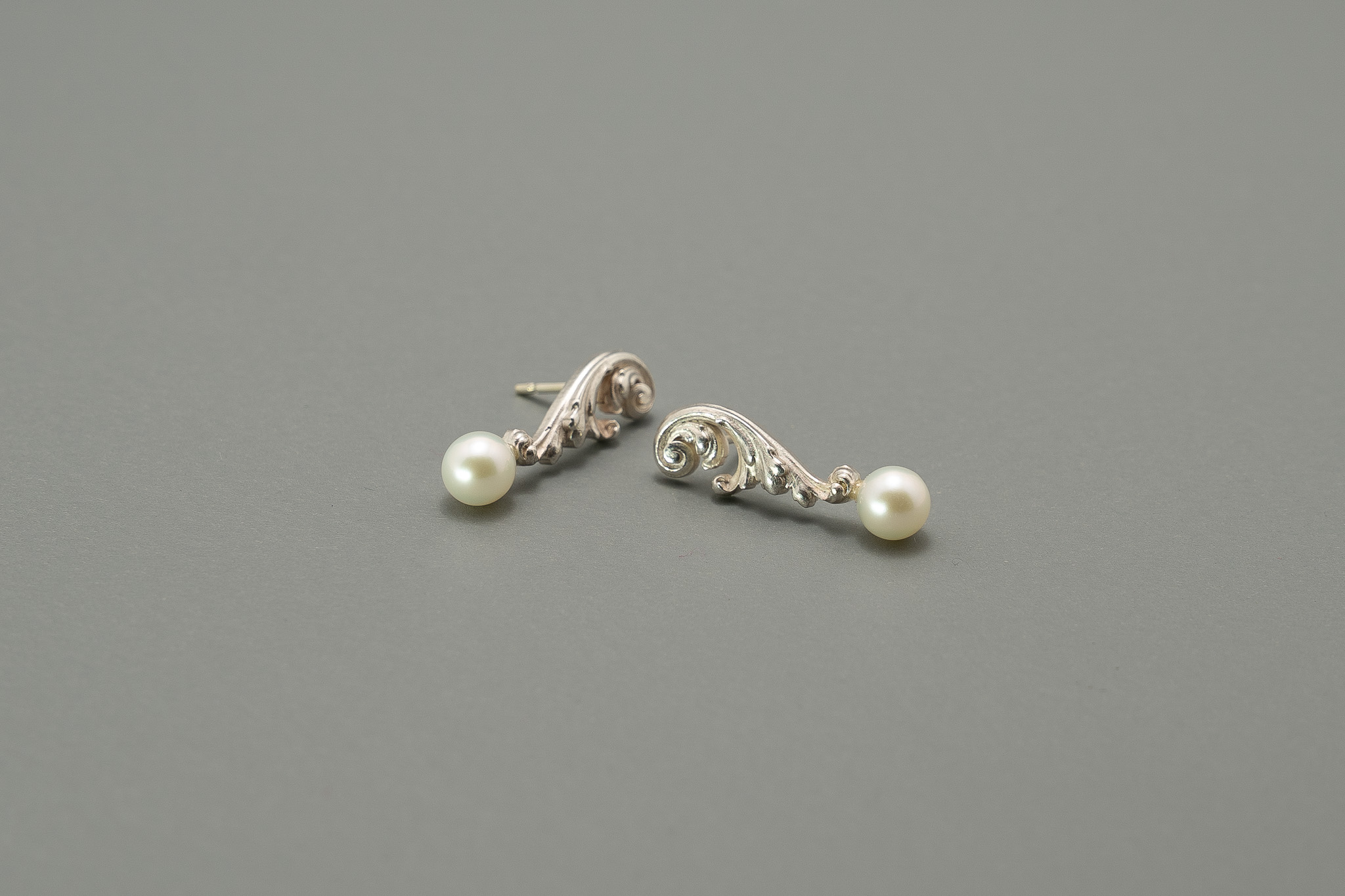 Akanthus Ohrstecker Silber mit Perle