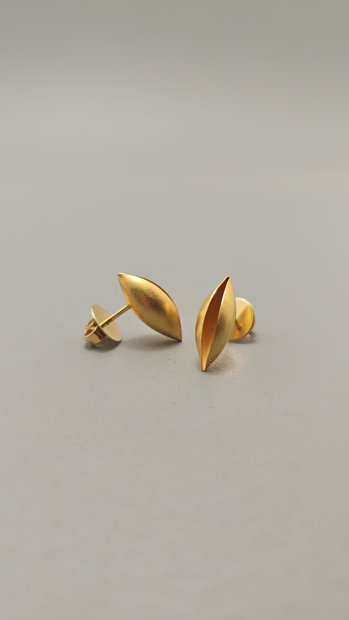 Goldene Kokon Ohrstecker