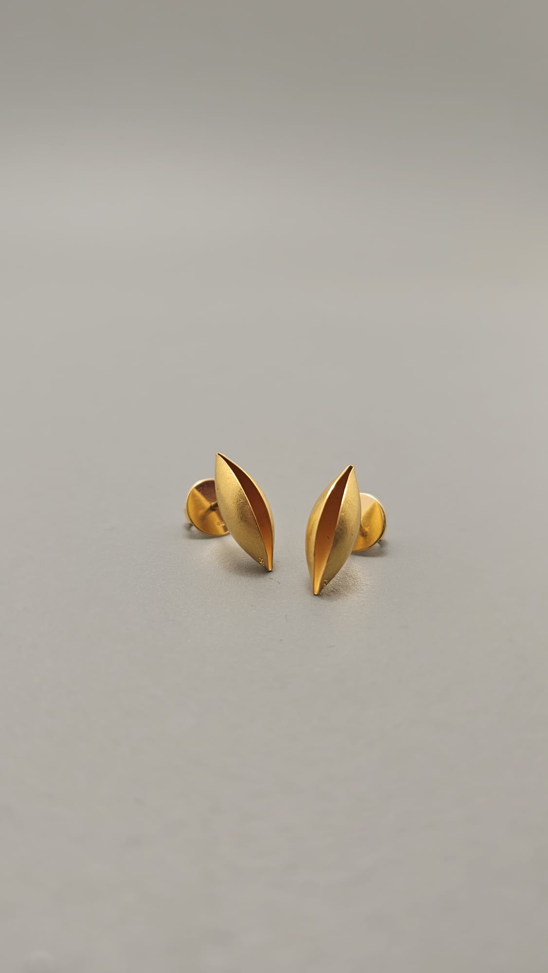 Goldene Kokon Ohrstecker – Bild 4