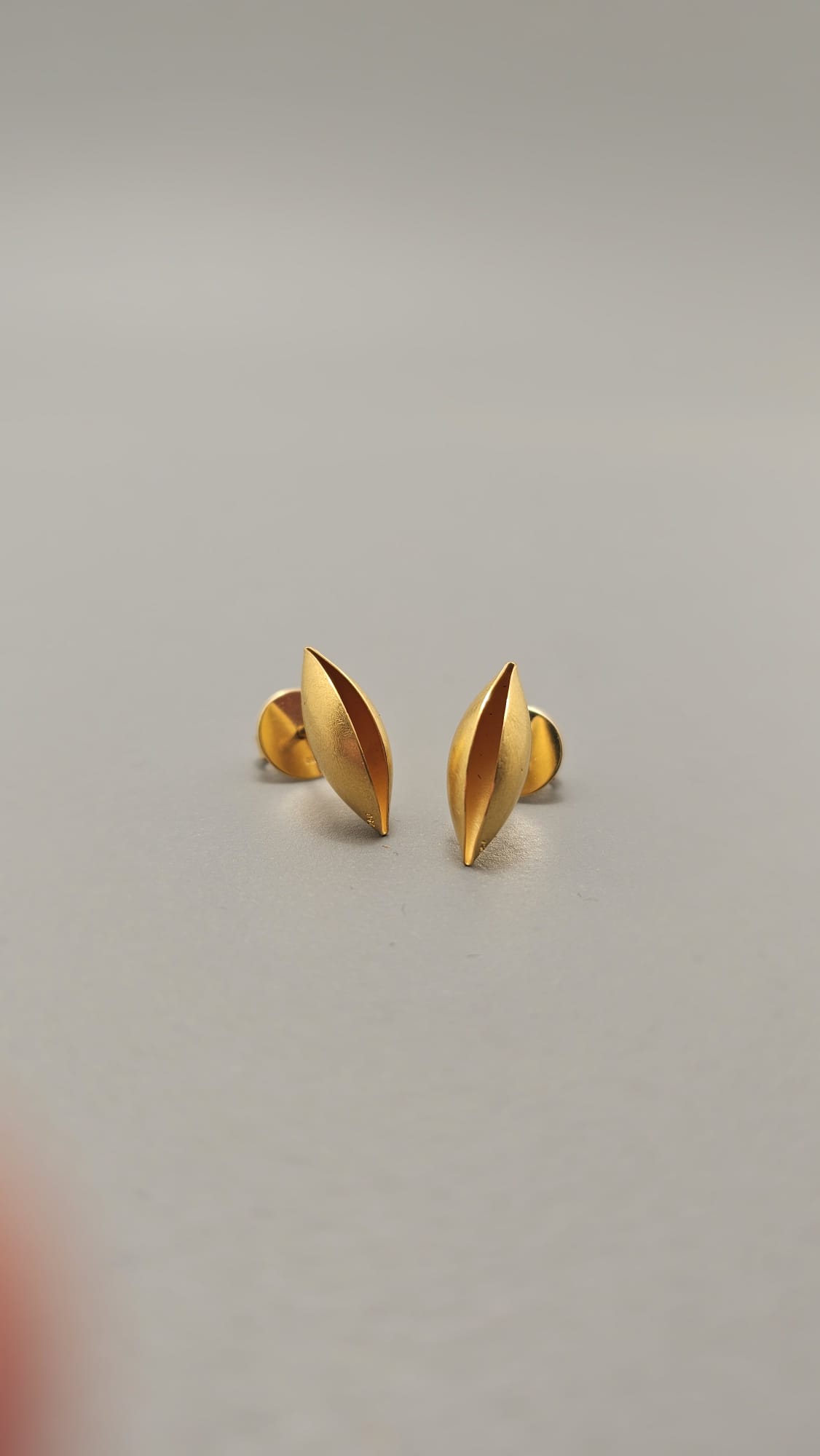 Goldene Kokon Ohrstecker – Bild 2