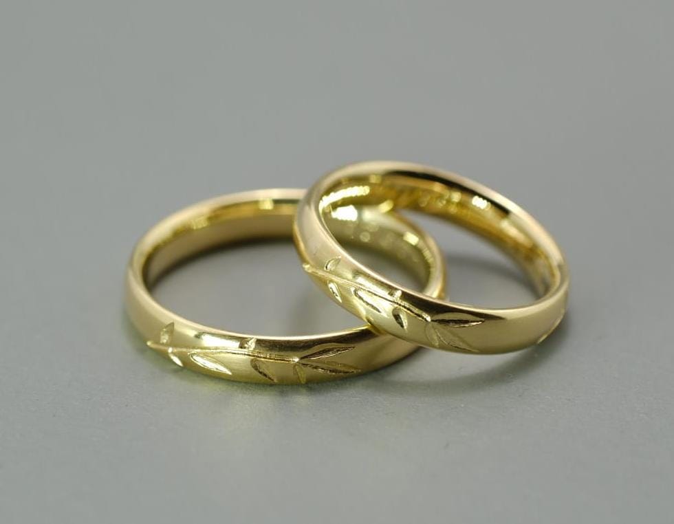 Gelbgold mit graviertem Zweig