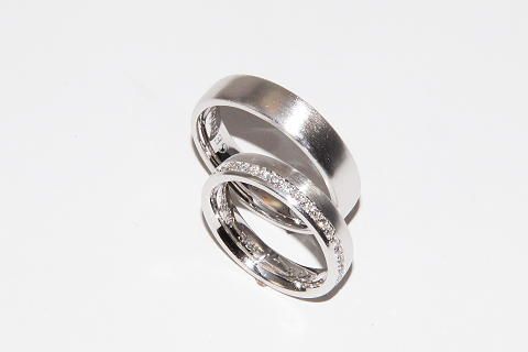 Weißgold mit Brillantkranz
